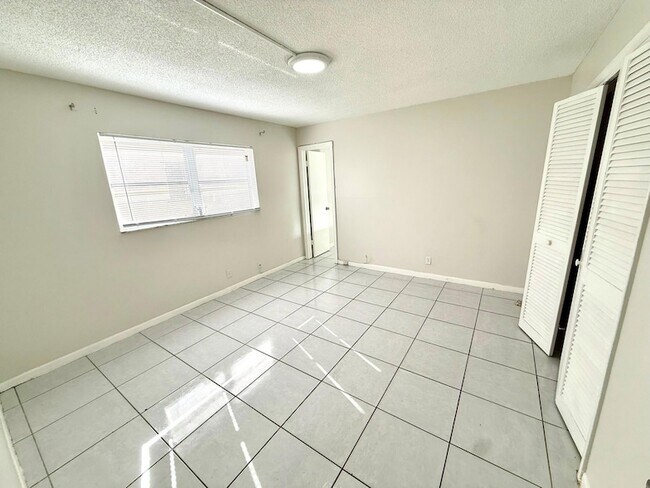 Building Photo - 3880 Woodside Dr