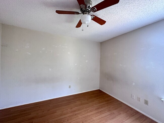 Building Photo - Minutes to COSTCO, great Location!