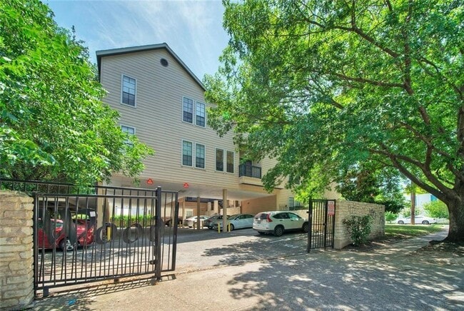 Building Photo - 711 W 21st St
