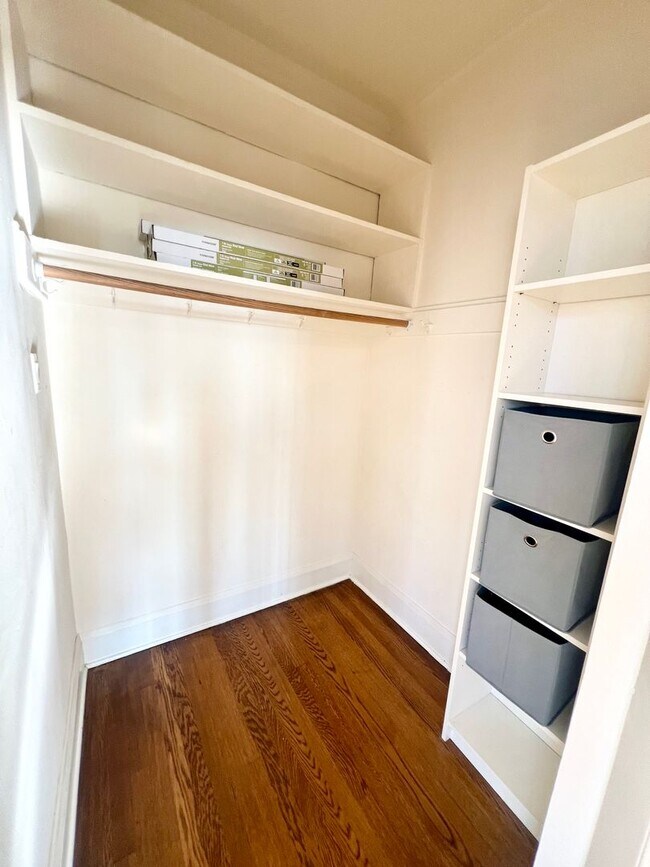 Building Photo - Sunny Corner Unit in Nob Hill/Downtown Location