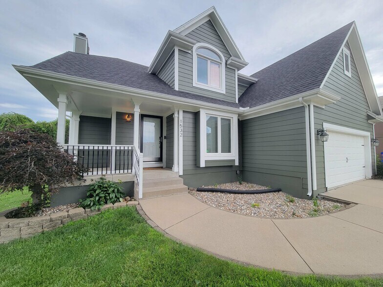 Building Photo - 1532 SE Silkwood Ln