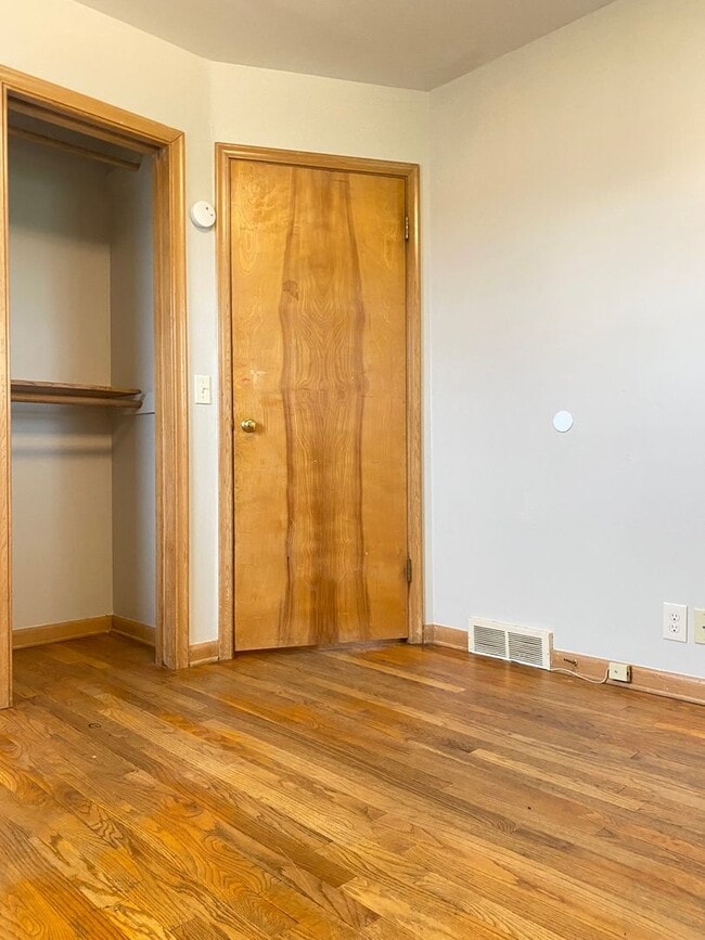 Building Photo - Beautiful 3 bed 1 bath house, over sized driveway, garage and fenced in back yard $1795