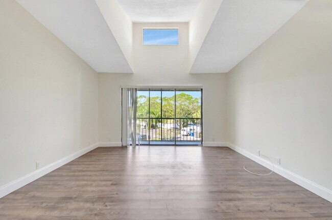 Building Photo - 811 Sky Pine Way