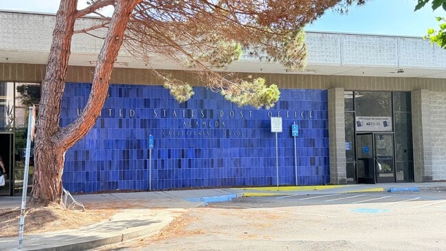 Building Photo - 2101 Shore Line Dr