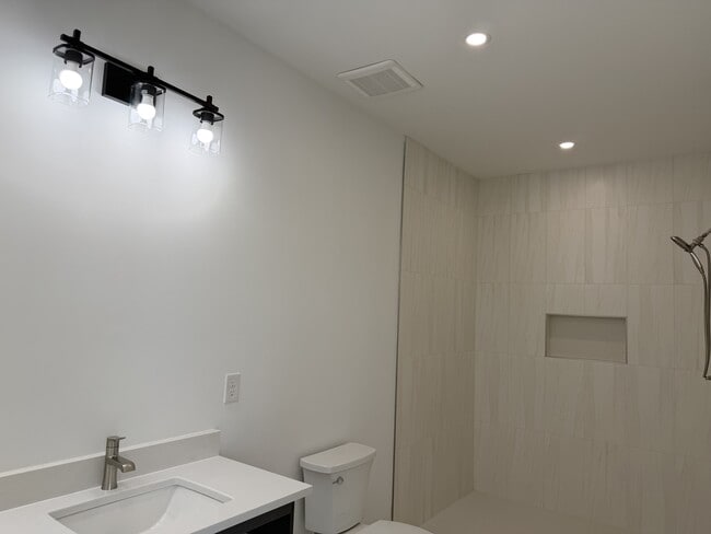 Building Photo - 105 Hart Ln
