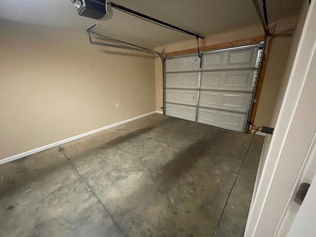 Building Photo - 2 bedroom/2 bath split level home in Johns...