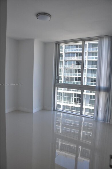 Building Photo - 475 Brickell Ave