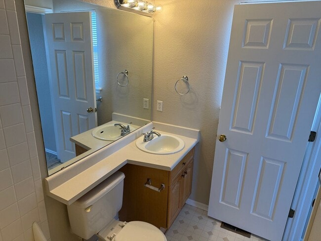 Building Photo - Beautifully refreshed 3-bed, 2.5-bath home in the heart of Highlands Ranch