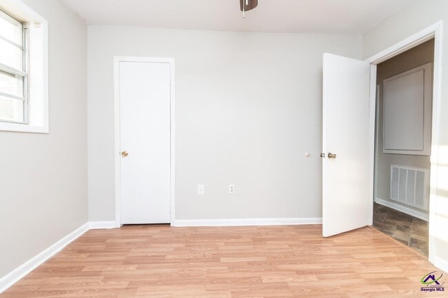 Building Photo - 105 Ora Cir