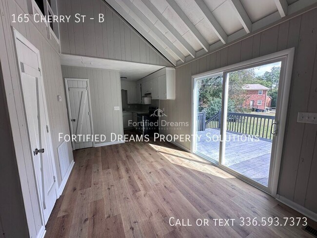 Building Photo - 165 Cherry Dr