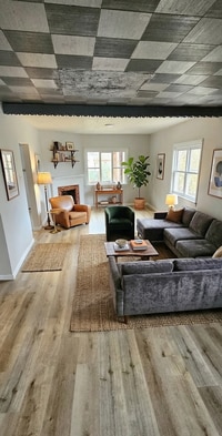 Building Photo - Spacious 5-Bedroom Bellevue Home with Sunroom & Massive Backyard