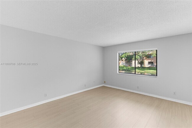 Building Photo - 301 Lakeview Dr