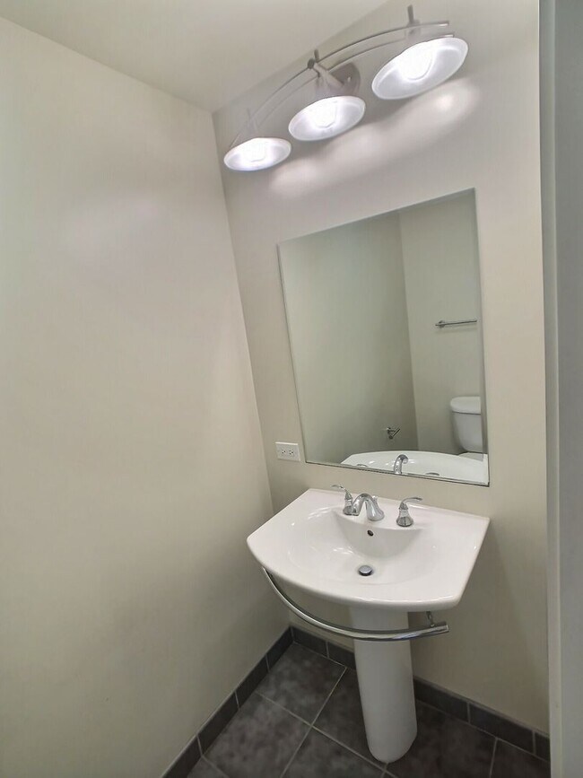 Building Photo - Fantastic 2 Bedroom/2 Bathroom Condo For R...