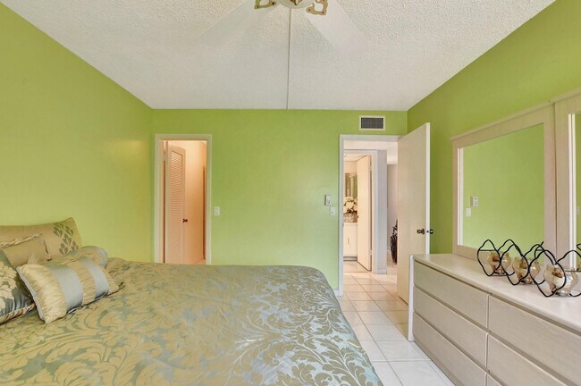 Building Photo - 204 Burgundy N