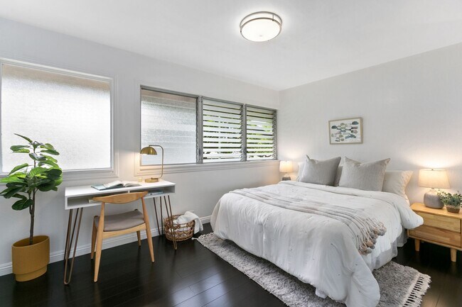 Building Photo - Kahala Tropic Gardens 2 bed 1.5 bath Fully Remodeled Condo