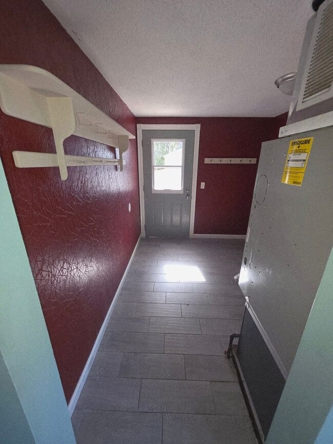 Building Photo - 3 Bedroom Single-Family Home