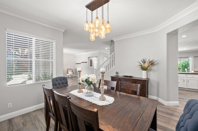 Building Photo - Gorgeous Eastlake Townhome!