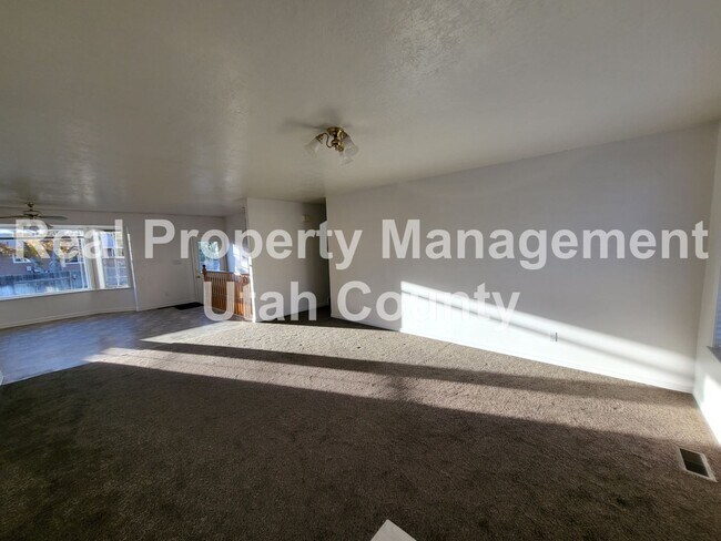 Building Photo - Large Spanish Fork Home