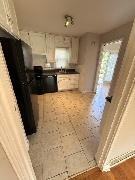 Building Photo - 6915 Foxcroft Dr