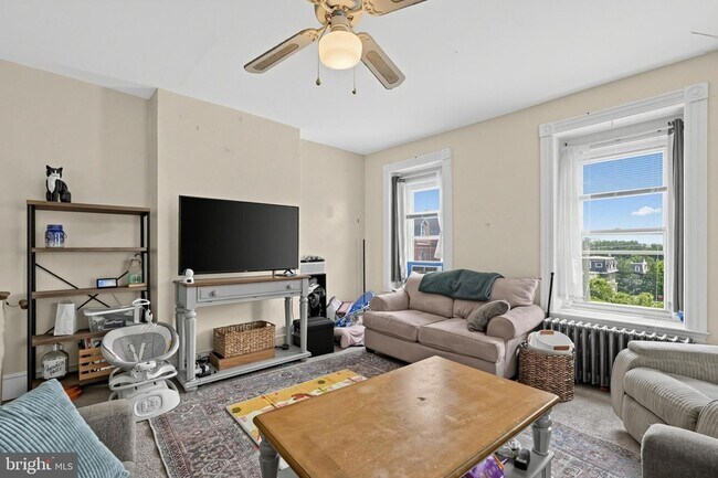 Building Photo - 201 Sumac St