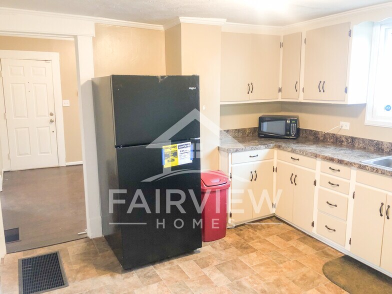 Kitchen - 3520 Demott St