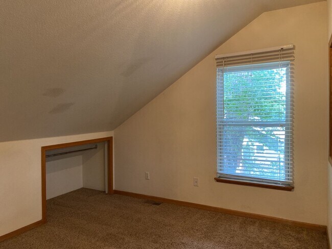 Building Photo - STUDENTS WELCOME! Single-Family Home Walking Distance to CSU!