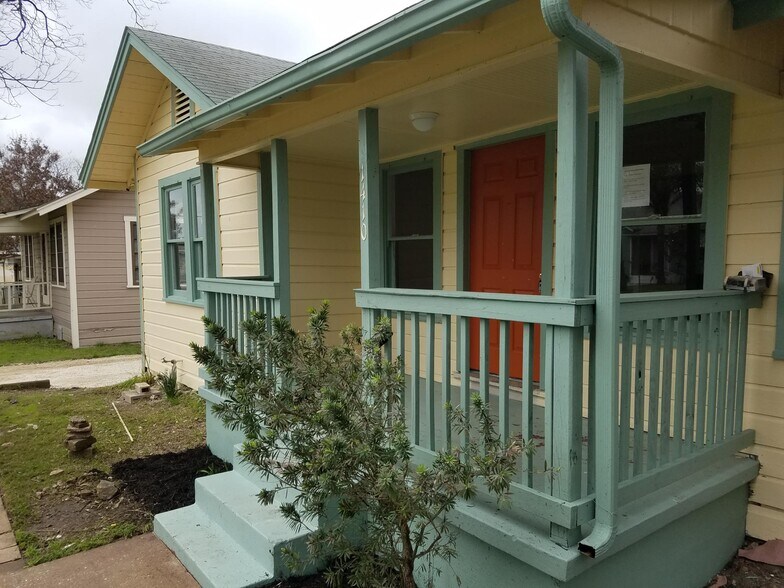 THIS BEAUTIFUL 3 BED 1 BATH HOME CLOSE TO DOWNTOWN IS FOR RENT. - 1410 santa monica