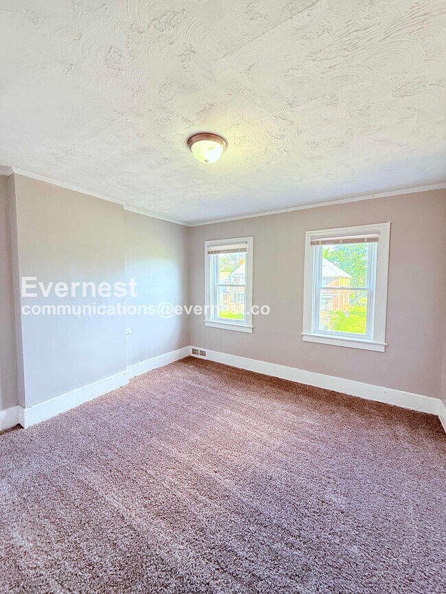 Building Photo - 3 Bed, 1 Bath Home with Fenced Yard / Vouchers Accepted / Available Now!
