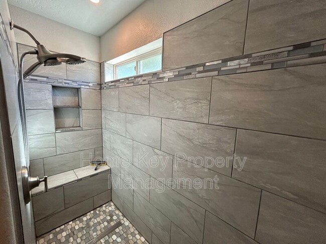 Building Photo - 3165 Crestview Dr