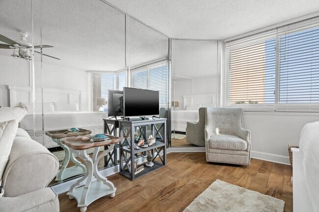 Building Photo - 8817 S Thomas Dr