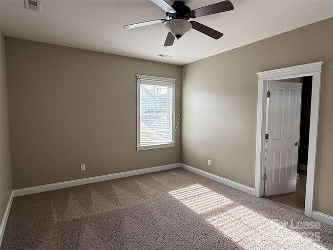 Building Photo - 15211 Barnsbury Dr