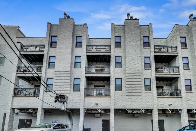 Building Photo - 2032 W Division St