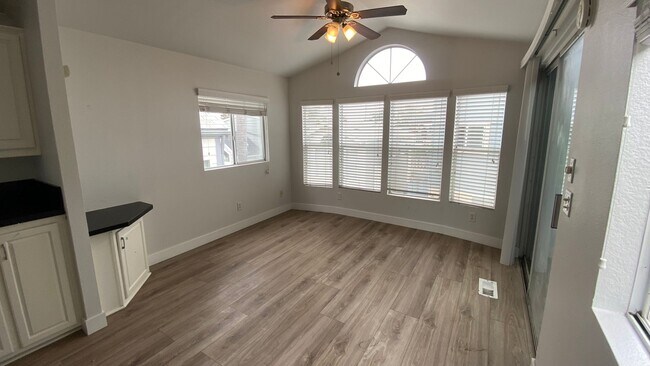 Building Photo - 1 Bed/1 Bath Coastal Encinitas
