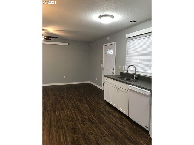 Unit2 - 6867 N Fessenden St