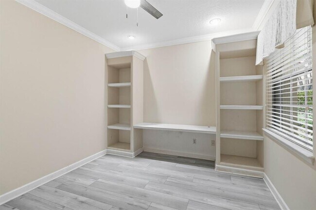 Building Photo - 8310 Tivoli Dr