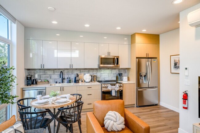 Building Photo - 1600 S Washington St