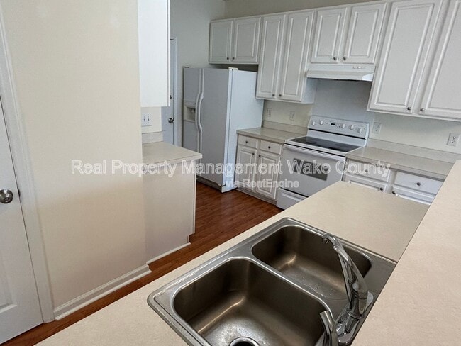 Building Photo - 2500 Valley Haven Dr