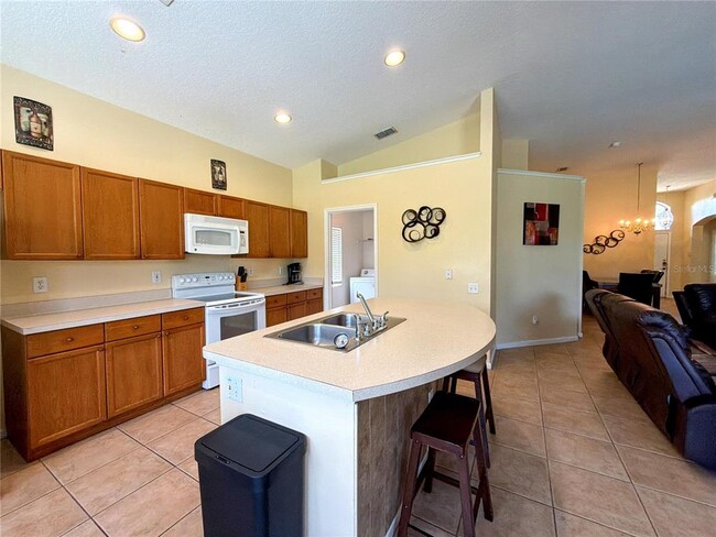 Building Photo - 8127 Fan Palm Way