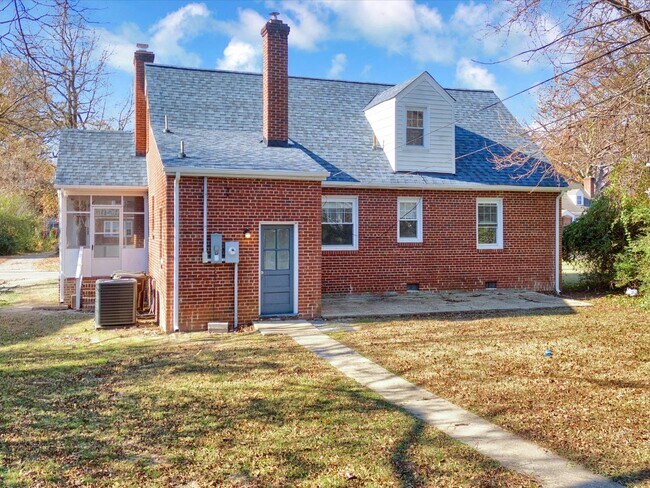 Building Photo - 1313 Wallace St