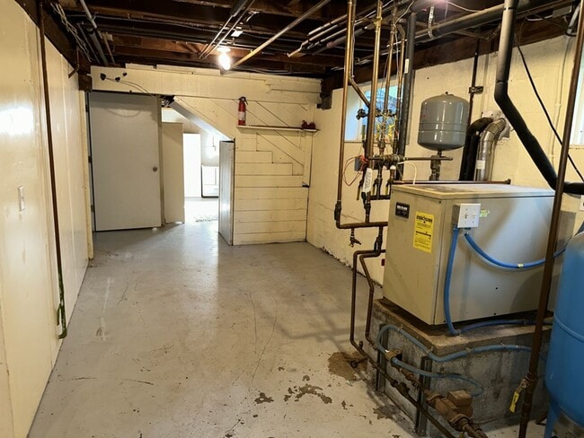 Building Photo - 2000+ sf home is in a great location, pet ...