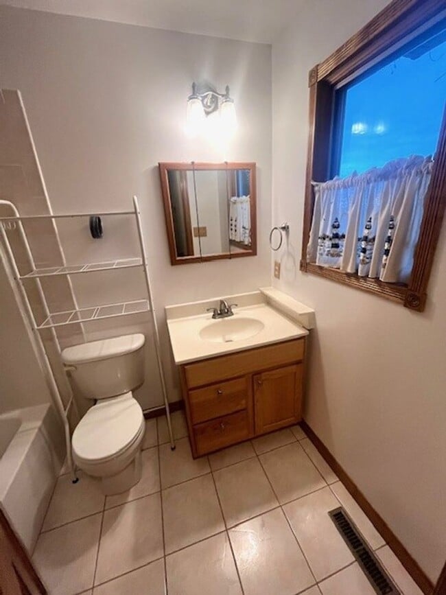 Building Photo - Gorgeous Water Front Home with Beach Access