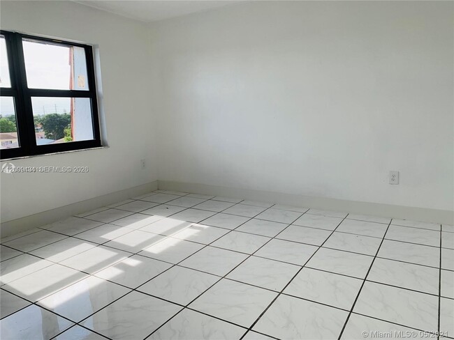 Building Photo - 1325 W 68th St