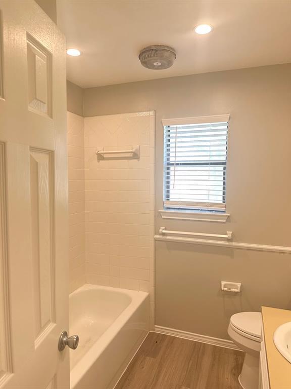 Building Photo - 1102 Serenada Dr