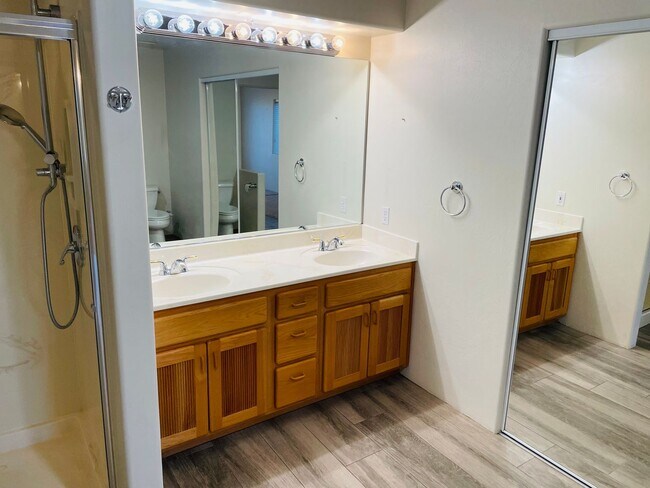 Building Photo - Village Of Oak Creek