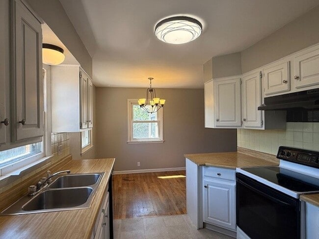 Building Photo - House For Lease