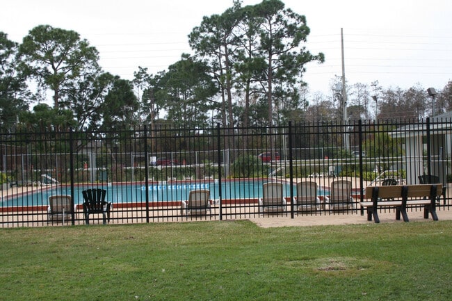 Building Photo - Newly Remodeled 2/2 in Pine Shadows Condom...