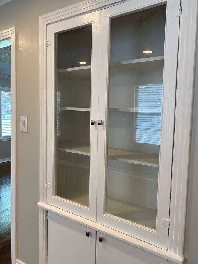 Building Photo - 1622 McCullough Ave NE