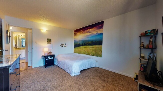 Building Photo - 555 E 10th Ave