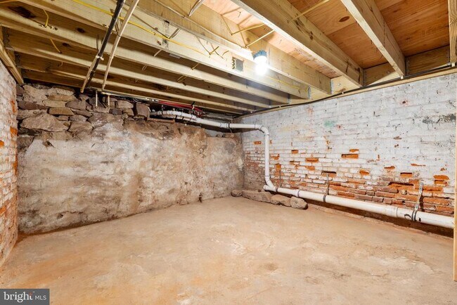 Building Photo - 1725 Roberts Ave