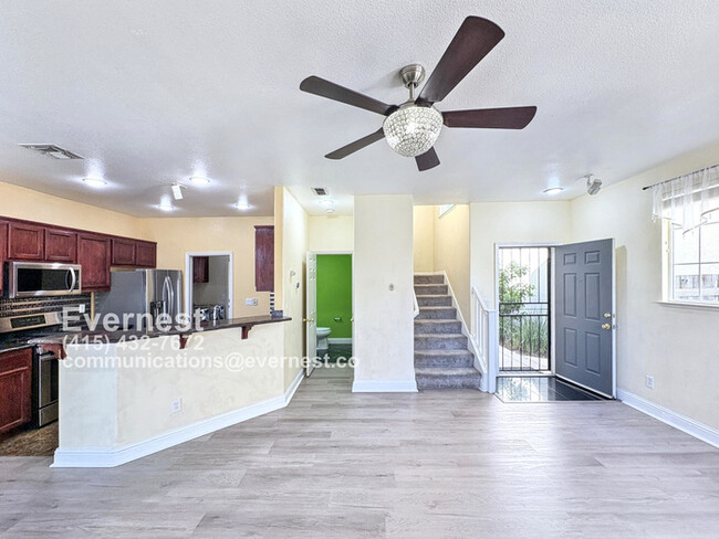 Building Photo - Gorgeous 3-Bedroom Home in a Prime Locatio...